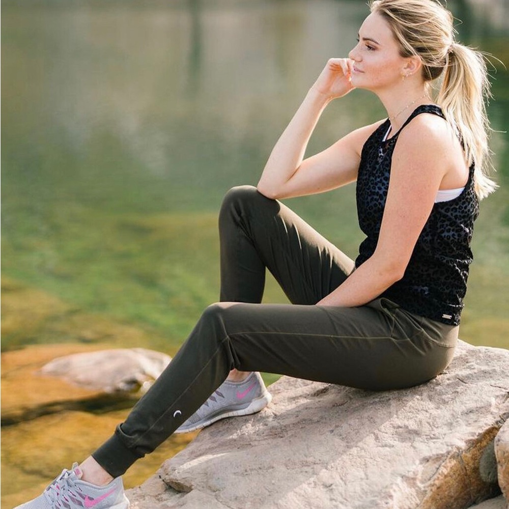 Zyia size 8-10 (XL) jogger pants olive